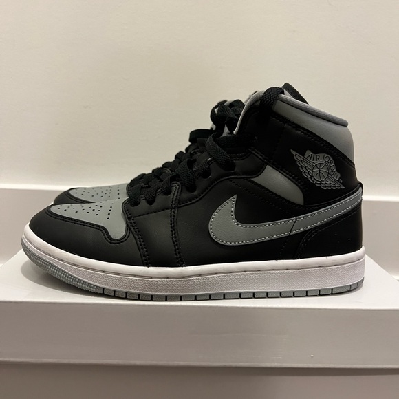 Air Jordan 1 Mid, Women’s US 7 - Picture 1 of 5